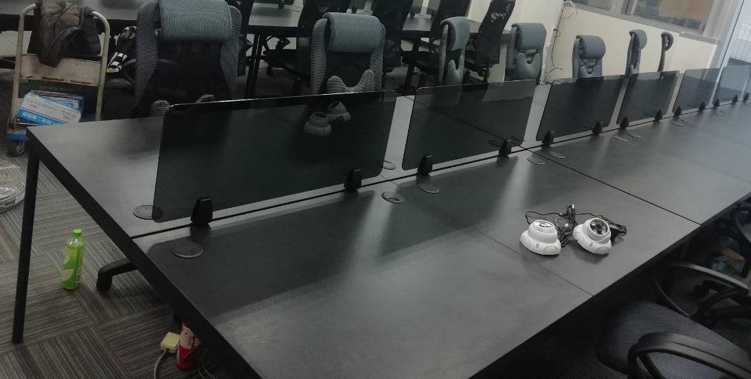 黑色長桌中間一排黑色玻璃桌屏