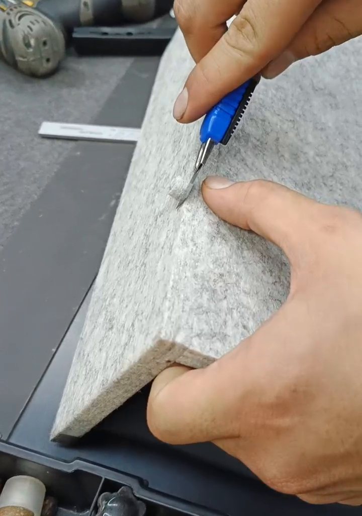 用美工刀從側面切開塞在孔裡的圓形塞