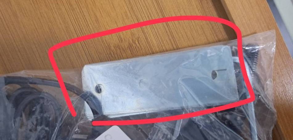塑膠袋裝的五金包中一片長型鐵片,用紅筆圈起